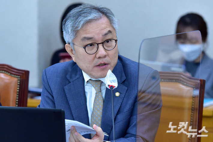 더불어민주당 최강욱 의원. 윤창원 기자