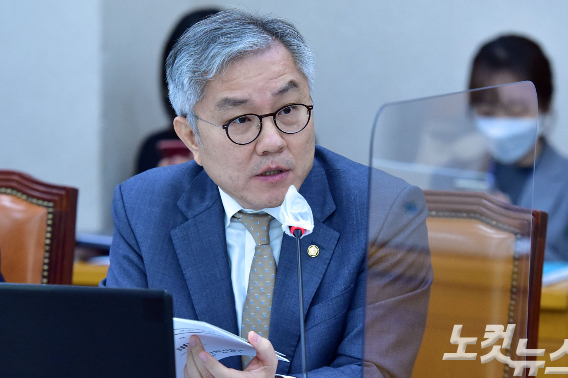 더불어민주당 최강욱 의원. 윤창원 기자