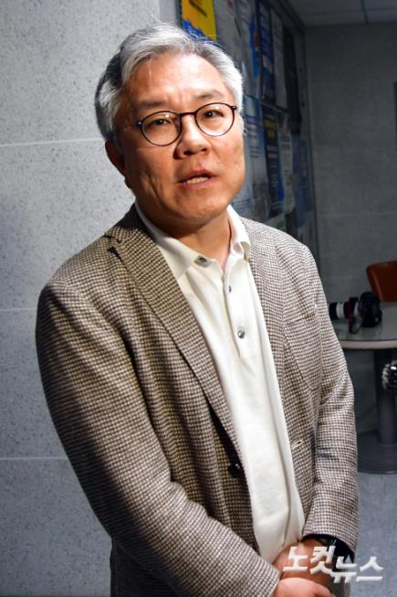 더불어민주당 최강욱 의원이 5일 서울 여의도 국회 의원회관 사무실로 들어서며 취재진의 질문을 받고 있다. 이날 서울경찰청 반부패·공공범죄수사대는 