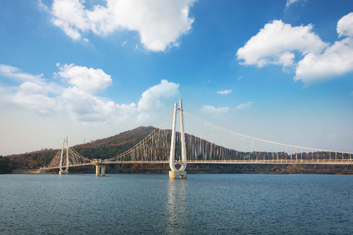 논산시 탑정호 출렁다리. 논산시 제공