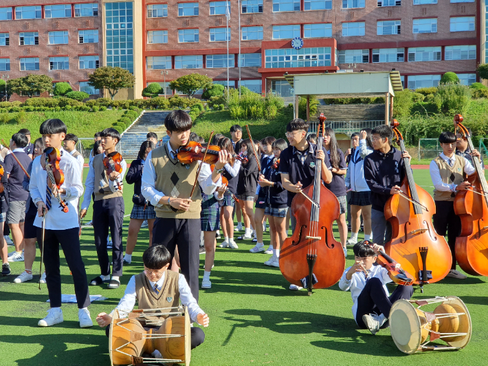 문산수억고 오케스트라 동아리 '레전드'. 문산수억고 제공