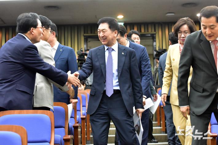 국민의힘 김기현 대표가 5일 서울 여의도 국회에서 열린 긴급 의원총회에 참석하며 의원들과 인사를 하고 있다.