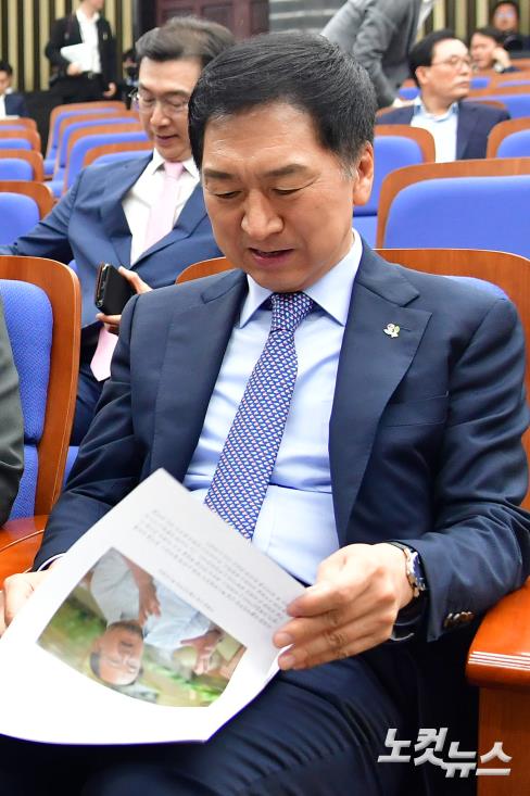 민주당 이래경 혁신위원장 관련 자료 살펴보는 김기현 대표