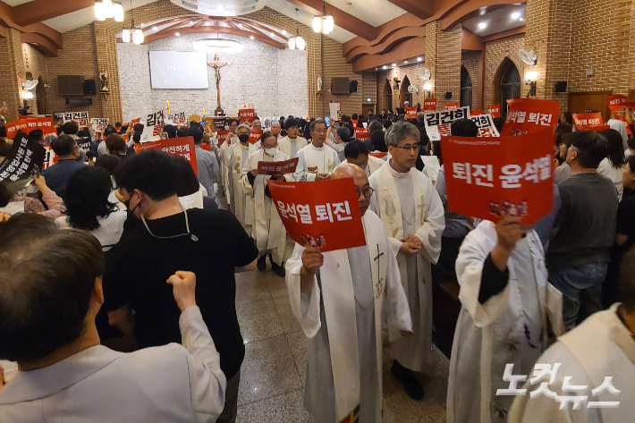 지난 5월 22일 천주교 정의구현전국사제단 의정부교구 정의평화위원회가 의정부교구 주교좌성당에서 시국미사를 마친 뒤 퇴장하는 모습. 고무성 기자