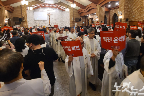 지난 5월 22일 천주교 정의구현전국사제단 의정부교구 정의평화위원회가 의정부교구 주교좌성당에서 시국미사를 마친 뒤 퇴장하는 모습. 고무성 기자