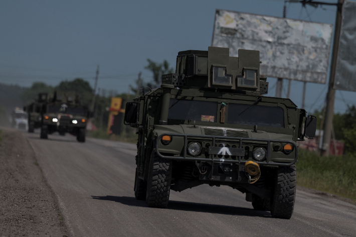 4일(현지시간) 우크라이나 하르키우 지역에서 험비 군용 차량이 우크라이나-러시아 접경지 인근 도로를 달리고 있다. 연합뉴스