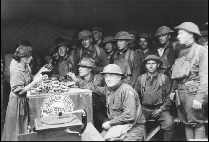 구세군 '도넛데이'는 1차 세계대전 당시 구세군 봉사자들이 참전용사들에게 도넛을 만들어 나눠준 이후 나눔의 상징이 됐다.  사진= 구세군 한국군국 제공