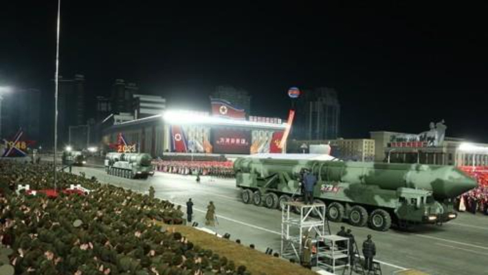 북한 열병식에 등장한 '고체 ICBM' 추정 신형 미사일. 연합뉴스