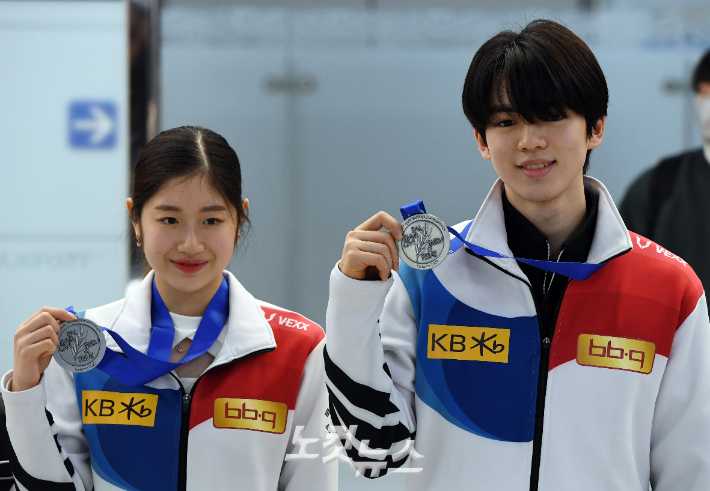 2022-23 국제빙상경기연맹(ISU) 피겨스케이팅 세계선수권 대회에서 나란히 은메달을 목에 건 차준환(오른쪽), 이해인. 황진환 기자
