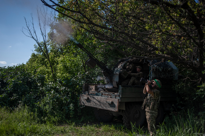 바흐무트 인근에서 대공사격 중인 우크라이나군 병사들. 연합뉴스