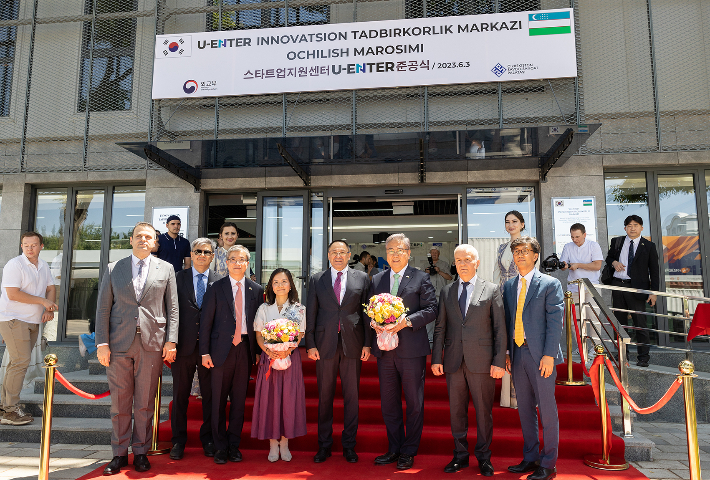 박진 외교부 장관(오른쪽 세번째) 등 관계자들과 우즈베키스탄 정부 관계자들이 기념촬영을 하고 있다. 순천향대 제공