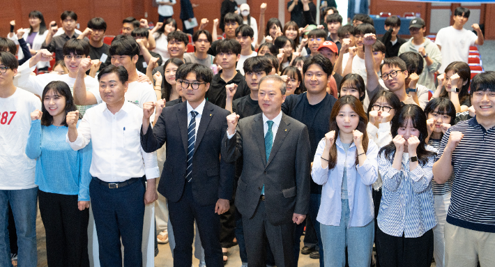 전북대학교 총학생회와 전라북도 이차전지 실행위원회는 7일 전북대 진수당 가인홀에서 글로컬대학 30 사업 유치와 새만금에 이차전지 산업 특화단지 유치 기원을 위한 포럼과 결의대회를 가졌다. 전북대 제공