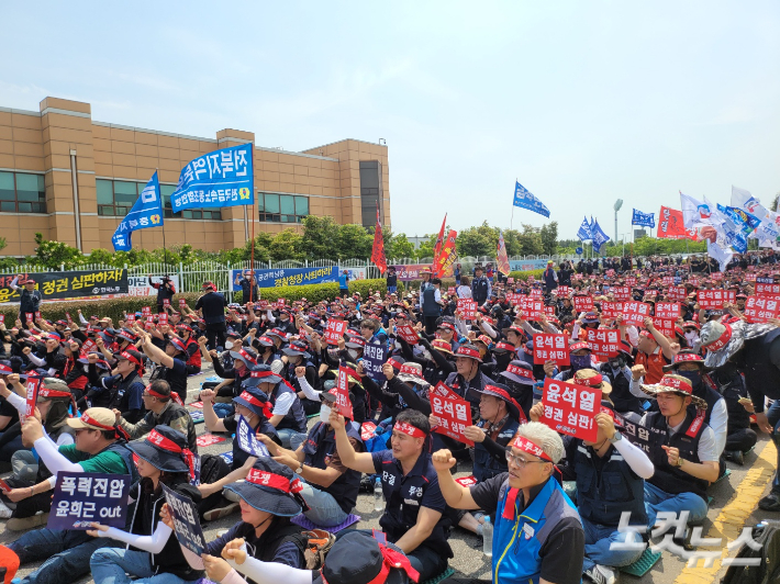 한국노총은 7일 오후 포스코 광양제철소 앞에서 조합원 1500여 명(주최 측 추산)이 참석한 가운데 '대정부 투쟁 결의대회'를 개최했다. 유대용 기자