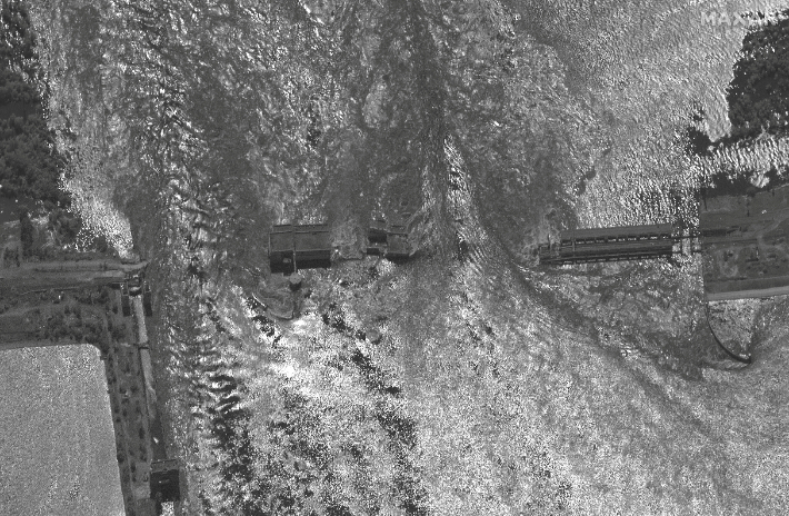 6일(현지시간) 원인불명의 폭발로 파괴된 우크라이나 헤르손주 카호우카 댐을 찍은 미 상업위성업체 맥사(MAXAR)의 위성사진. 연합뉴스