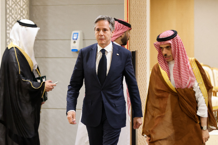 토니 블링컨 미국 국무장관이 7일(현지시간) 사우디아라비아에서 열린 미·걸프협력회의(GCC) 장관급 회의 회의장에 들어서고 있다. 연합뉴스