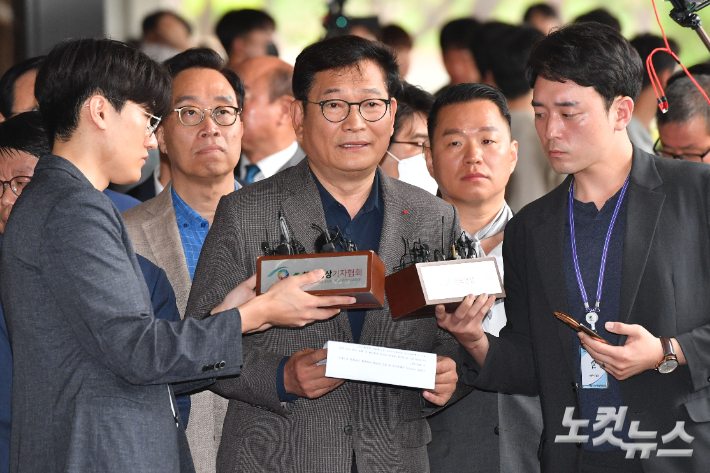 더불어민주당 '전당대회 돈 봉투 의혹'과 관련해 송영길 전 대표가 7일 오전 서울 서초구 서울중앙지방검찰청에서 두 번째 자진출석을 거부 당한 뒤 입장을 밝히고 있다. 류영주 기자