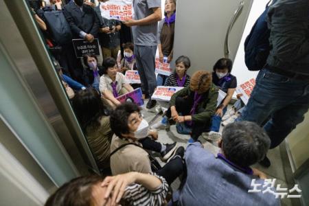 용산구청장실 앞에서 출근 저지 행동 나선 유가족들