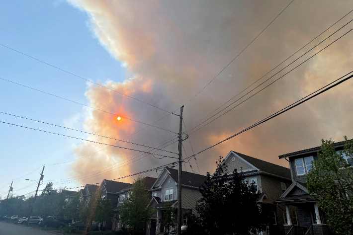 캐나다 노바스코샤주 핼리팩스에서 발생한 산불이 확산하는 가운데 지난달 28일(현지시간) 탄탈론 지역 주택가로 연기가 퍼지고 있다. 연합뉴스