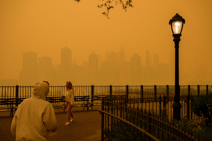 7일(현지시간) 미국 뉴욕의 거리가 캐나다 산불 영향으로 뿌옇게 변해 있다. 연합뉴스