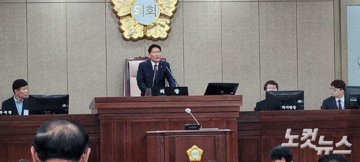 8일 김기정 수원특례시의회 의장이 정례회 본회의에서 발언하고 있는 모습. 박창주 기자