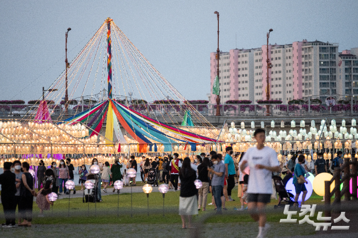 강릉단오제를 즐기고 있는 시민과 관광객들. 전영래 기자