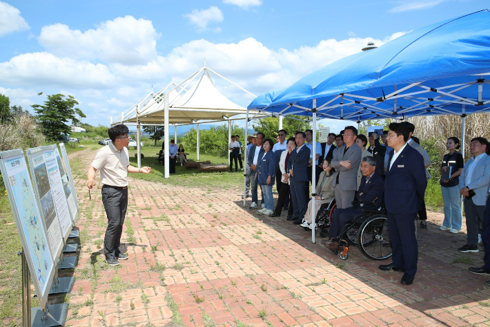 광주광역시의회 환경복지위원회, 8일 전라남도 보건복지환경위원회와 함께 영산강 수질 현황 파악을 위한 현장방문 실시. 광주광역시의회 제공