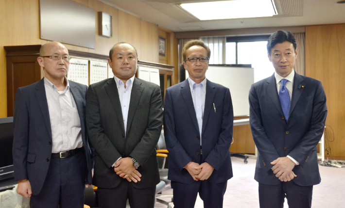 후쿠시마현 소마시의 후타바어업협동조합 곤노 토시미츠(64)조합장 일행이 니시무라 야스토시 경제산업상(맨우측)을 만나 어민들의 불안감을 전했다. 연합뉴스