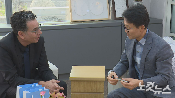 CBS 김진오 사장(오른쪽)과 이스라엘 관광부 일란 마르시아노 차관보가 8일 서울 목동 CBS 사옥에서 대화를 나누고 있다.