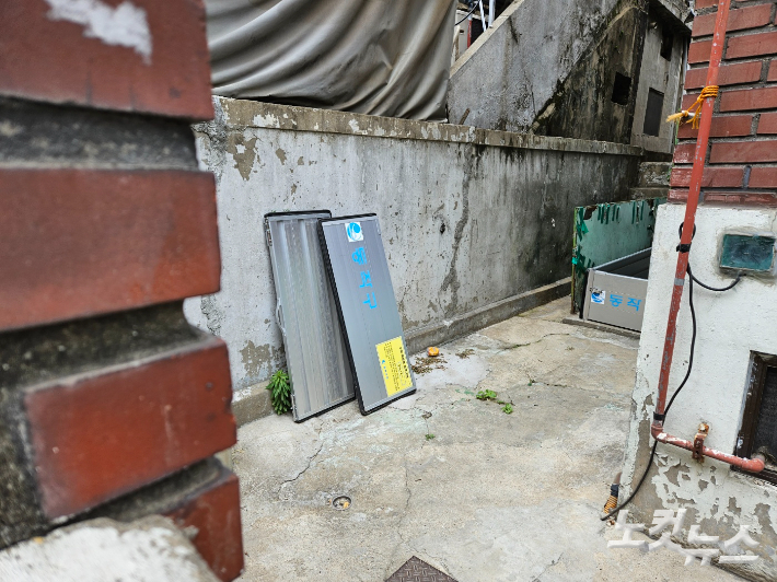 지난해 인명사고가 났던 동작구 반지하 주택 인근에 차수막이 설치됐다. 김정록 기자