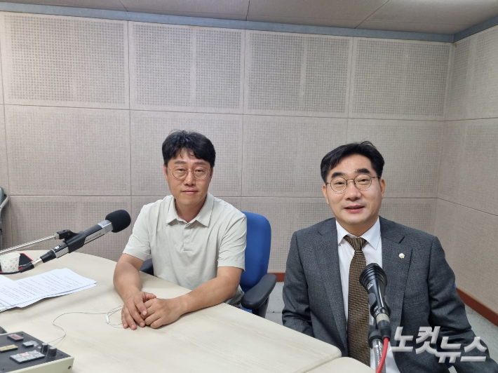 7일 전남CBS '시상의창'에 출연한 이병운 총장(오)과 진행을 한 최창민 기자. 박사라 기자  