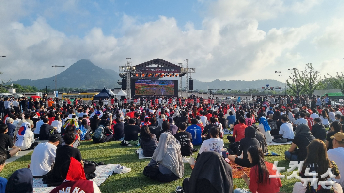 2022 카타르 월드컵 이후 7개월 만에 서울 광화문 광장에서 거리 응원이 열렸다. 양형욱 기자