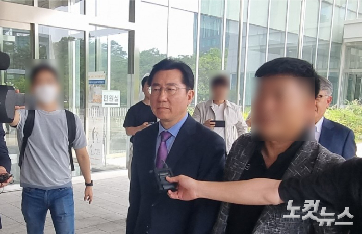 지난 5일 박경귀 아산시장이 선거법 위반 혐의로 1심에서 벌금 1500만원이 선고된 후 법원을 나가고 있다. 인상준 기자