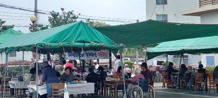 요양원 어르신과 지역주민이 함께 하는 가든 파티. 김영진 목사 제공. 