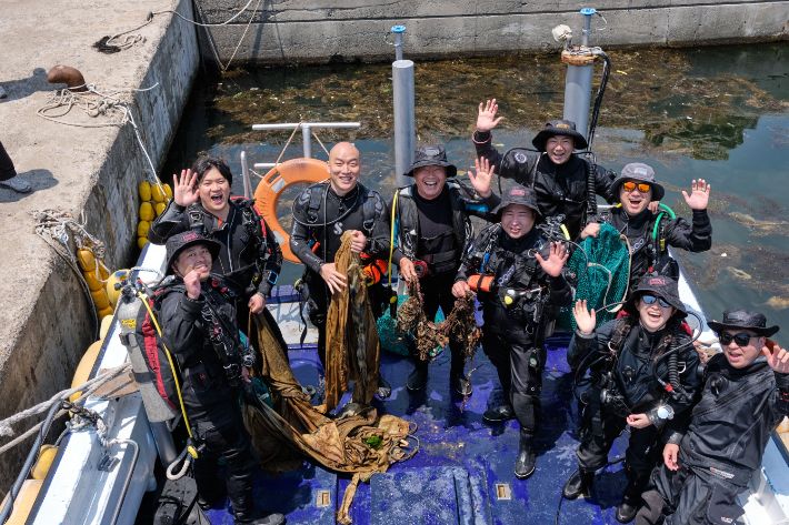 포항제철소 클린오션봉사단이 해양정화 봉사활동을 펼치고 있다. 포스코 제공