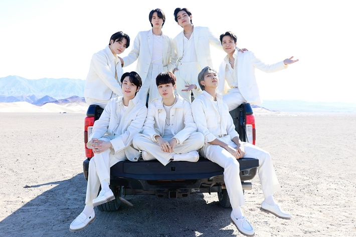그룹 방탄소년단이 신곡 '테이크 투'를 9일 발매했다. 방탄소년단 공식 페이스북
