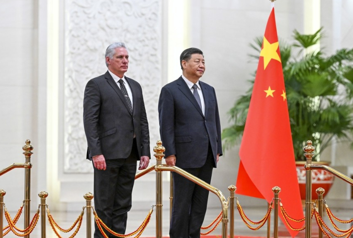 지난해 11월 25일 중국을 방문한 미겔 디아즈카넬 쿠바 대통령(왼쪽)이 베이징의 인민대회당에서 시진핑 중국 국가주석과 포즈를 취하는 모습. 연합뉴스