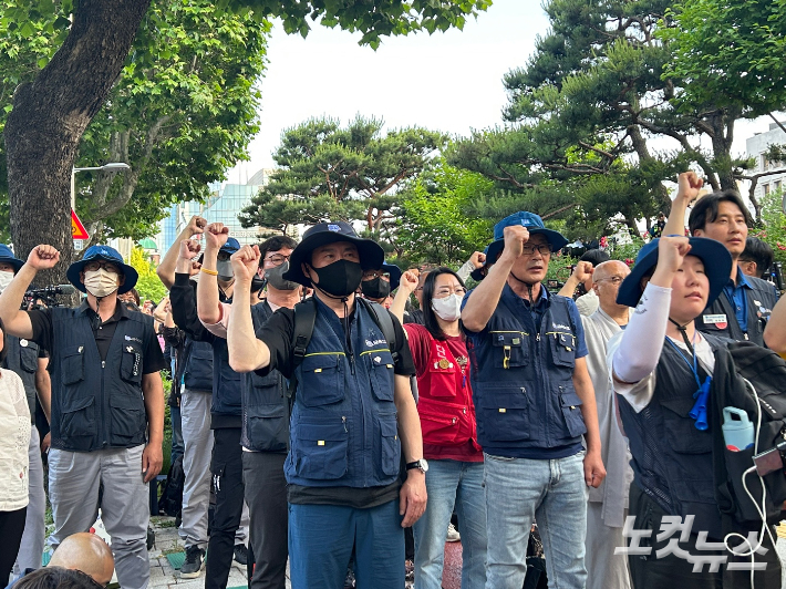 비정규직 노동자들이 9일 오후 6시 30분부터 서울 서초구 대법원 앞에서 2차 노숙문화제를 열고 경찰의 강제해산 조치를 규탄하고 있다. 양형욱 기자