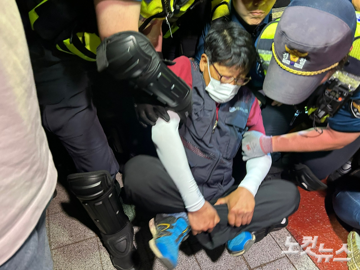 9일 서울 서초구 대법원 앞에서 2차 노숙문화제를 진행하던 비정규직 노동자와 예술인들이 경찰에 의해 강제해산 당하고 있다.