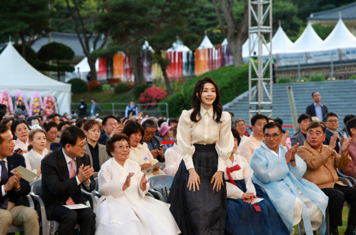 김건희 여사가 9일 충남 서천군 한산모시관 이음무대에서 열린 제33회 한산모시문화제 개막식에서 참석자들에게 인사하고 있다. 대통령실 제공