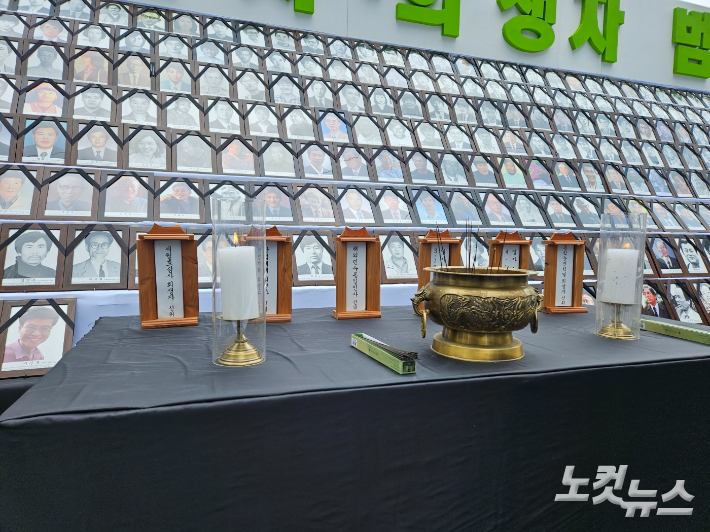 민주열사추모제단에 마련된 열사들의 영정사진. 김정록 기자