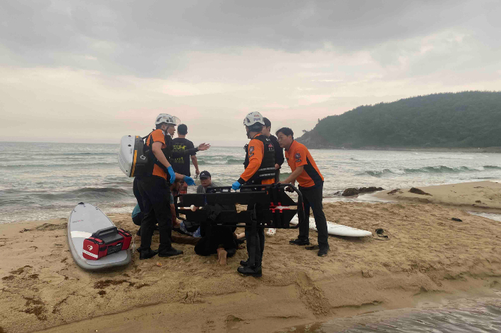 10일 오후 5시 33분쯤 강원 양양군 강현면 전진리 설악해변 백사장에서 서핑 등을 즐기던 관광객 6명이 낙뢰사고로 부상을 당했다. 강원소방본부 제공.