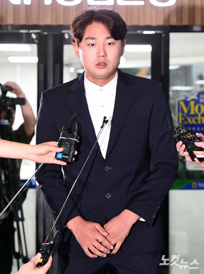 2023 월드베이스볼클래식(WBC) 기간에 음주해 논란을 빚은 정철원(두산 베어스)이 7일 오전 서울 강남구 한국야구위원회(KBO)에서 열린 상벌위원회에 출석하고 있다. 김광현(SSG 랜더스), 이용찬(NC 다이노스), 정철원 세 선수는 지난 3월 일본 도쿄에서 열린 2023 WBC에 국가대표로 참여해 대회 기간 숙소 밖 주점에서 술을 마셨고 이를 한 인터넷 매체가 보도해 이슈가 됐다. 선수들도 음주 사실을 인정하고 지난 1일 사과했다. 황진환 기자