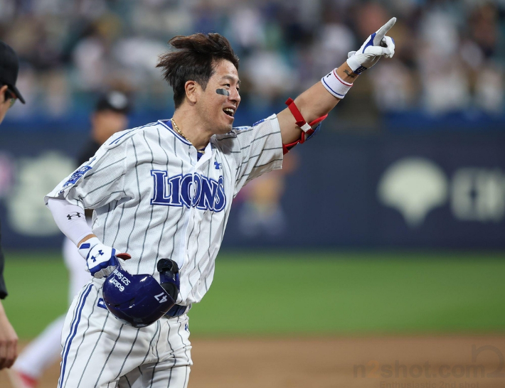 삼성 포수 강민호가 11일 친정팀 롯데와 홈 경기에서 연장 10회말 끝내기 2점 홈런을 날린 뒤 기뻐하고 있다. 삼성 라이온즈