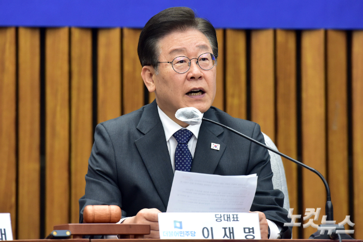 발언하는 더불어민주당 이재명 대표. 윤창원 기자