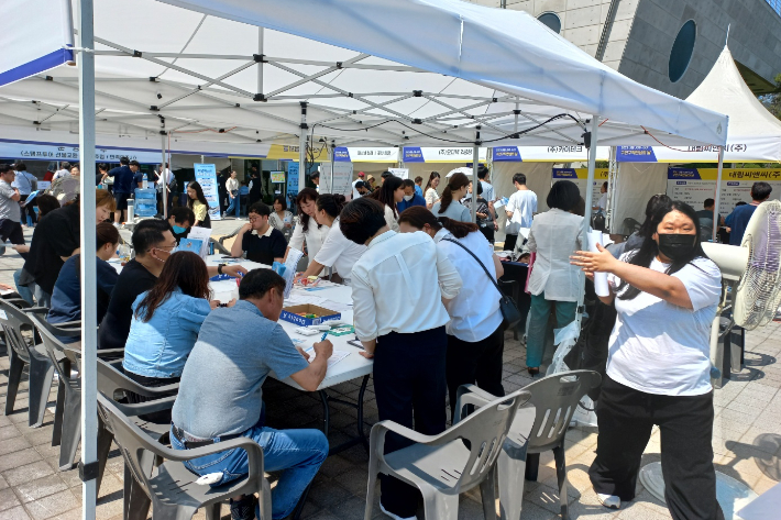 완주군이 최근 봉동읍 둔산공원에서 2년 만에 구인·구직 만남의 날 행사를 열었다. 300여 명의 인파가 몰렸다. 완주군 제공