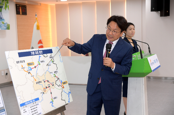 강기정 광주광역시장이 12일 오전 시청 중회의실에서 가뭄‧홍수‧폭염 안심도시 광주추진계획을 발표하고 있다. 광주광역시 제공