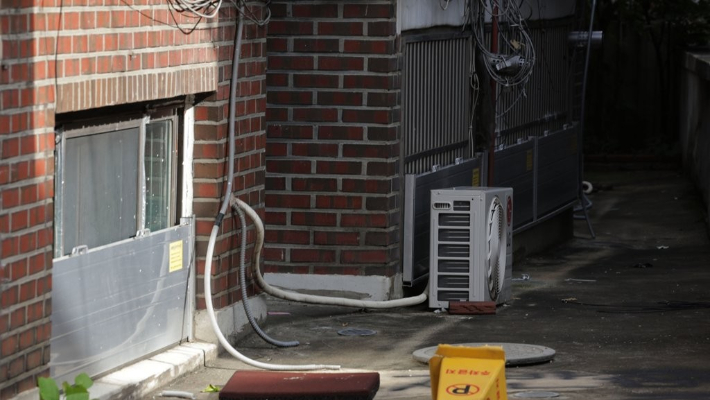 물막이판이 설치된 반지하 주택. 연합뉴스