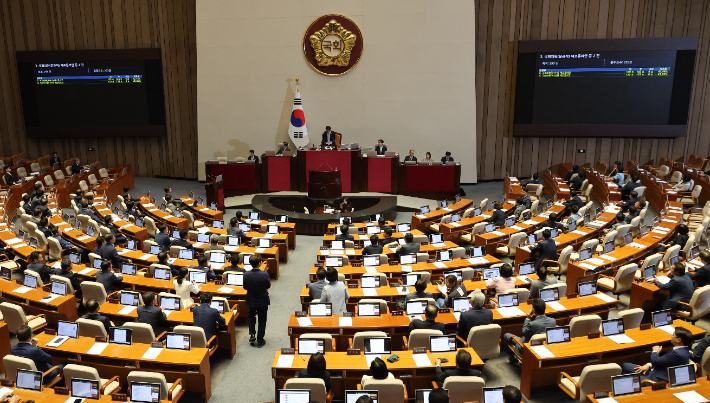 12일 국회 본회의에서 윤관석, 이성만 의원 체포동의안 표결 결과가 나오고 있다. 두 의원의 체포동의안은 부결됐다. 연합뉴스