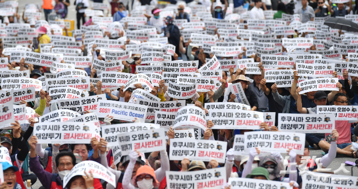 12일 오후 서울 여의도 국회의사당 앞에서 전국 어민들이 후쿠시마 방사능 오염수 해양투기 결사반대를 외치고 있다. 류영주 기자