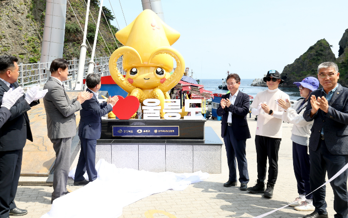 이철우 경북도지사가 12일 울릉군 도동항 광장에서 열린 '오독이' 조형물 제막식에 참석했다. 경상북도 제공 